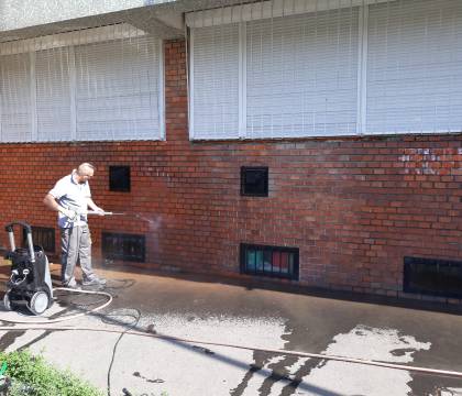 Lábazat tisztítás közben