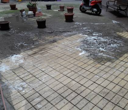 Térkő tisztítás közben