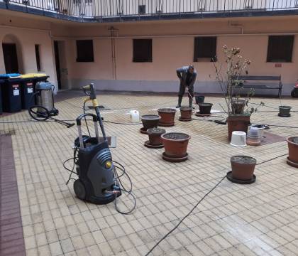 Belső udvar térkő tisztítás közben