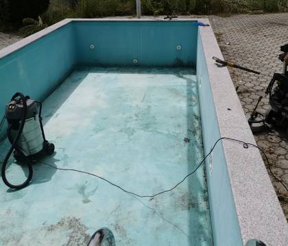 Medence tisztítás közben